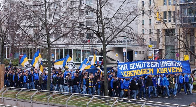 Fandemo in Leipzig Leipzig, 16.11.2025, Innenstadt, FUSSBALL FANDEMO , Der Fußball ist sicher! Ja zur Fankultur! Fan- und Ultraszenen aus ganz Deutschland demonstrieren gemeinsam für ihre Interessen. , Im Bild: Fans des FC Carl-Zeiss Jena ,