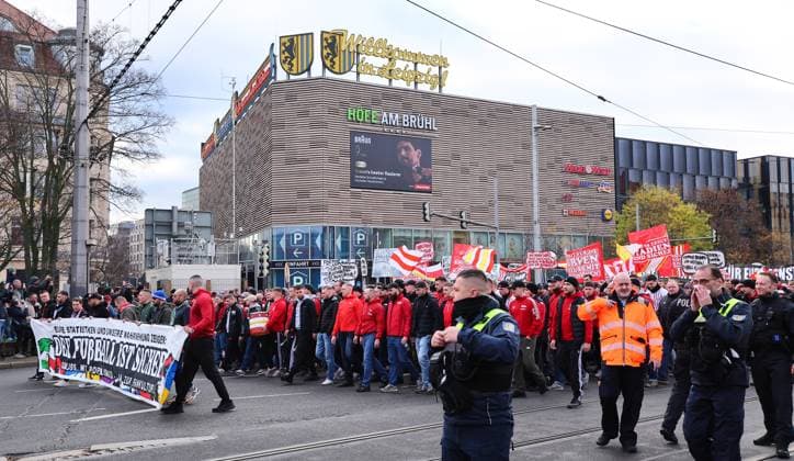 Fandemo in Leipzig Leipzig, 16.11.2025, Innenstadt, FUSSBALL FANDEMO , Der Fußball ist sicher! Ja zur Fankultur! Fan- und Ultraszenen aus ganz Deutschland demonstrieren gemeinsam für ihre Interessen. ,