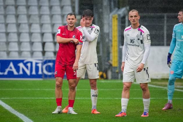 Deutschland, Fußball, Regionalliga Südwest, Saison 2025 2026, 17. Spieltag SC Freiburg II vs. 1 FSV Mainz 05 II Dreisamstadion (Freiburg): Jason Amann ( 1 FSV Mainz 05 II ,16) Fabian Rüdlin Rudlin (SC Freiburg II, 05) Freiburg Dreisamstadion Baden-Württemberg Deutschland Copyright: xFINLEYxMÖRCHx