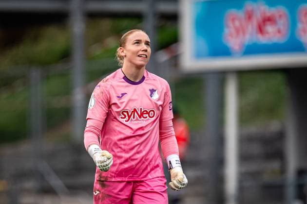 DFB-Pokal Frauen: TSG Hoffenheim - Eintracht Frankfurt; 16.11.2025 Laura Dick (1; TSG Hoffenheim Frauen) in Torwarttrikot in Aktion im Dietmar-Hopp Stadion DFB-Pokal der Frauen: TSG Hoffenheim gegen Eintracht Frankfurt, im Dietmar-Hopp Stadion in Hoffenheim. Copyright: xBEAUTIFULxSPORTS Gelhardtx