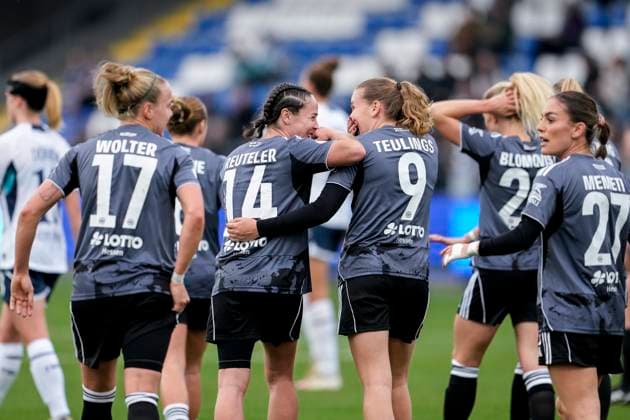 v.li.: Pia-Sophie Wolter (SGE, 17), Torschützin Geraldine Reuteler (SGE, 14), Jarne Teulings (SGE, 9), Rebecka Blomqvist (SGE, 28), Ereleta Memeti (SGE, 27), Spielerinnen von Eintracht Frankfurt (SGE), jubeln über das Tor zum 2:3, Jubel, Torjubel, Torerfolg, celebrate the goal, goal, celebration, jubelt ueber das Tor, Freuen, Freude, freut sich, optimistisch, positiv, Spielszene, Highlight, Action, Aktion, 16.11.2025, Sinsheim (Hoffenheim) (Deutschland), Fussball, DFB-Pokal der Frauen, Achtelfinale, TSG 1899 Hoffenheim - Eintracht Frankfurt, DFB DFL REGULATIONS PROHIBIT ANY USE OF PHOTOGRAPHS AS IMAGE SEQUENCES AND OR QUASI-VIDEO.