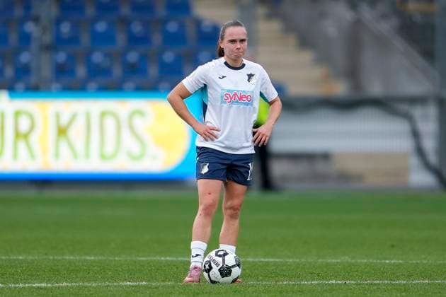 Marie Steiner (TSG, 19), Spielerinnen der TSG 1899 Hoffenheim, enttäuscht schauend, Enttäuschung, Frustration, disappointed, pessimistisch, nach dem Gegentor zum 2:3, Action, Aktion, Spielszene, 16.11.2025, Sinsheim (Hoffenheim) (Deutschland), Fussball, DFB-Pokal der Frauen, Achtelfinale, TSG 1899 Hoffenheim - Eintracht Frankfurt, DFB DFL REGULATIONS PROHIBIT ANY USE OF PHOTOGRAPHS AS IMAGE SEQUENCES AND OR QUASI-VIDEO.