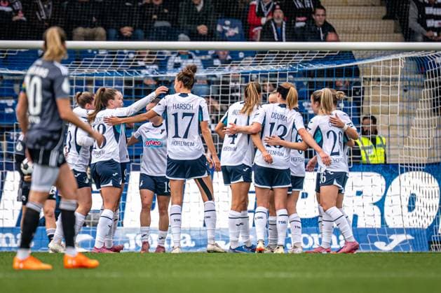 DFB-Pokal Frauen: TSG Hoffenheim - Eintracht Frankfurt; 16.11.2025 Franziska Harsch (17; TSG Hoffenheim Frauen) und Franziska Harsch (17; TSG Hoffenheim Frauen) feiern gemeinsam mit Teamkolleginnen vor dem Tor DFB-Pokal der Frauen: TSG Hoffenheim gegen Eintracht Frankfurt, im Dietmar-Hopp Stadion in Hoffenheim. Copyright: xBEAUTIFULxSPORTS Gelhardtx