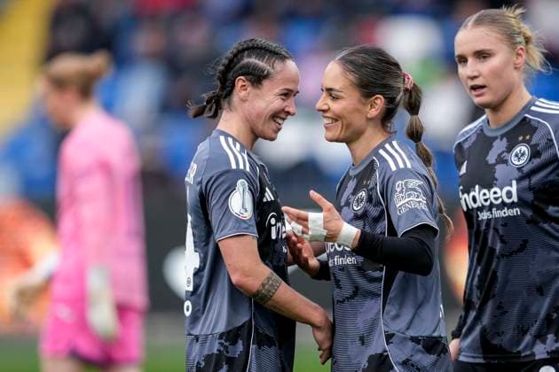 v.li.: Geraldine Reuteler (SGE, 14), Torschützin Ereleta Memeti (SGE, 27), Jella Veit (SGE, 25), Spielerinnen von Eintracht Frankfurt (SGE), jubeln über das Tor zum 2:4, Jubel, Torjubel, Torerfolg, celebrate the goal, goal, celebration, jubelt ueber das Tor, Freuen, Freude, freut sich, optimistisch, positiv, Spielszene, Highlight, Action, Aktion, 16.11.2025, Sinsheim (Hoffenheim) (Deutschland), Fussball, DFB-Pokal der Frauen, Achtelfinale, TSG 1899 Hoffenheim - Eintracht Frankfurt, DFB DFL REGULATIONS PROHIBIT ANY USE OF PHOTOGRAPHS AS IMAGE SEQUENCES AND OR QUASI-VIDEO.