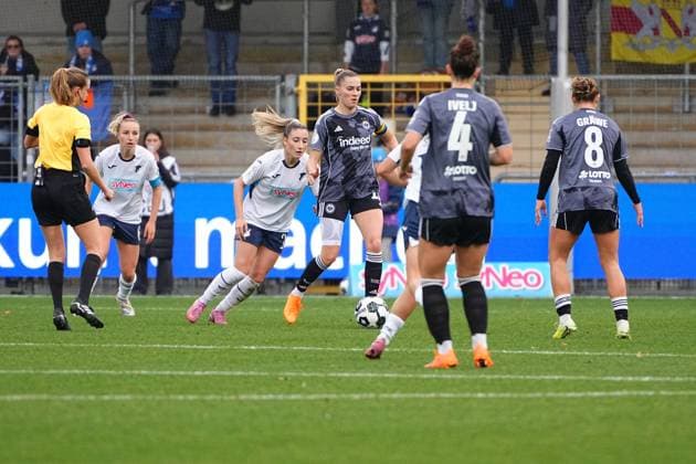 RECORD DATE NOT STATED Laura Freigang (10; Eintracht Frankfurt) mit Ball, während Vanessa Diehm (6; TSG Hoffenheim Frauen), Janna Grimm (26; TSG Hoffenheim Frauen) und Lisanne Gräwe (8; Eintracht Frankfurt) verteidigen DFB-Pokal der Frauen: TSG Hoffenheim gegen Eintracht Frankfurt, im Dietmar-Hopp Stadion in Hoffenheim. Ballbesitz und Verteidigung