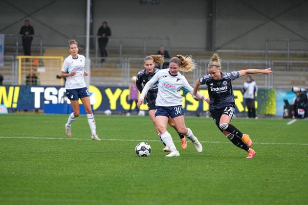 RECORD DATE NOT STATED Franziska Harsch (17; TSG Hoffenheim Frauen) mit Ball, während Jarne Teulings (9; Eintracht Frankfurt) und Nadine Bitzer (30; TSG Hoffenheim Frauen) verteidigen, Pia-Sophie Wolter (17; Eintracht Frankfurt) im Zweikampf DFB-Pokal der Frauen: TSG Hoffenheim gegen Eintracht Frankfurt, im Dietmar-Hopp Stadion in Hoffenheim. Spieler im Zweikampf um Ball