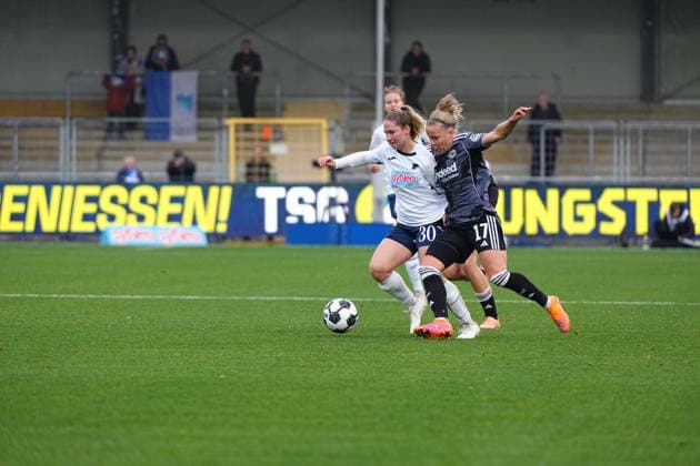 RECORD DATE NOT STATED 30; Eintracht Frankfurt und Franziska Harsch (17; TSG Hoffenheim Frauen) kämpfen um den Ball in einem intensiven Zweikampf DFB-Pokal der Frauen: TSG Hoffenheim gegen Eintracht Frankfurt, im Dietmar-Hopp Stadion in Hoffenheim. Intensiver Zweikampf um Ball