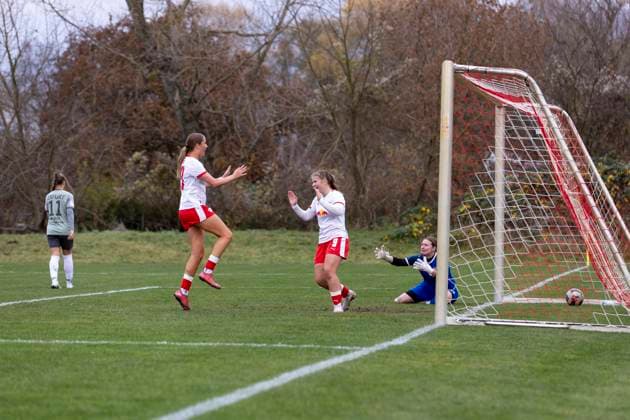 Regionalliga Nordost Frauen: RB Leipzig II vs. 1. FFV Erfurt; Leipzig; 16.11.2025 2:0 durch Alexandra Scheffler ( 9; RasenBallsport Leipzig II) (Bildmitte) und Greta Christine Böhme ( 23; RasenBallsport Leipzig II) (links) gegen Griseldis Meißner ( 28; 1. FFV Erfurt) Regionalliga Nordost Frauen: RB Leipzig II vs. 1. FFV Erfurt; Sportanlage Gontardweg GF 1; 16.11.2025 Copyright: xBEAUTIFULxSPORTS Duehringx