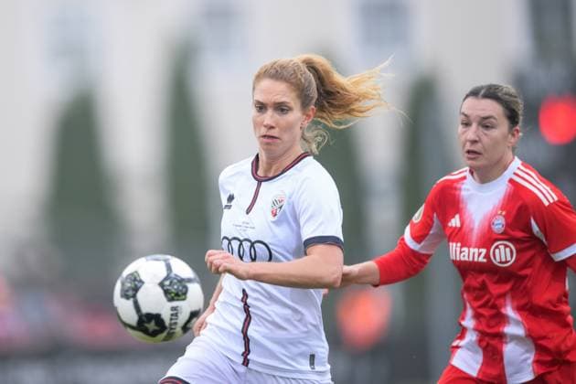 Fußball, DFB Pokal Frauen, 20251116, FC Ingolstadt 04 - FC Bayern München. Im Bild v.l. Leonie HABERÄCKER (Ingolstadt, 13), Barbara DUNST (Bayern, 28). Ingolstadt ESV Stadion Bayern Deutschland Copyright: Passion2Press MarkusxFischerx