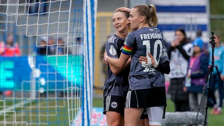 v.li.: Rebecka Blomqvist (SGE, 28), Laura Freigang (SGE, 10), Torschützin Ereleta Memeti (SGE, 27, verdeckt), Spielerinnen von Eintracht Frankfurt (SGE), jubeln über das Tor zum 2:4, Jubel, Torjubel, Torerfolg, celebrate the goal, goal, celebration, jubelt ueber das Tor, Freuen, Freude, freut sich, optimistisch, positiv, Spielszene, Highlight, Action, Aktion, 16.11.2025, Sinsheim (Hoffenheim) (Deutschland), Fussball, DFB-Pokal der Frauen, Achtelfinale, TSG 1899 Hoffenheim - Eintracht Frankfurt, DFB DFL REGULATIONS PROHIBIT ANY USE OF PHOTOGRAPHS AS IMAGE SEQUENCES AND OR QUASI-VIDEO.