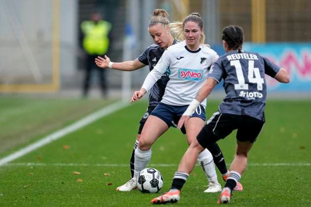 v.li.: Pia-Sophie Wolter (SGE, 17), Nadine Bitzer (TSG, 30), Geraldine Reuteler (SGE, 14), Zweikampf, Spielszene, Duell, duel, tackle, tackling, Dynamik, Action, Aktion, 16.11.2025, Sinsheim (Hoffenheim) (Deutschland), Fussball, DFB-Pokal der Frauen, Achtelfinale, TSG 1899 Hoffenheim - Eintracht Frankfurt, DFB DFL REGULATIONS PROHIBIT ANY USE OF PHOTOGRAPHS AS IMAGE SEQUENCES AND OR QUASI-VIDEO.