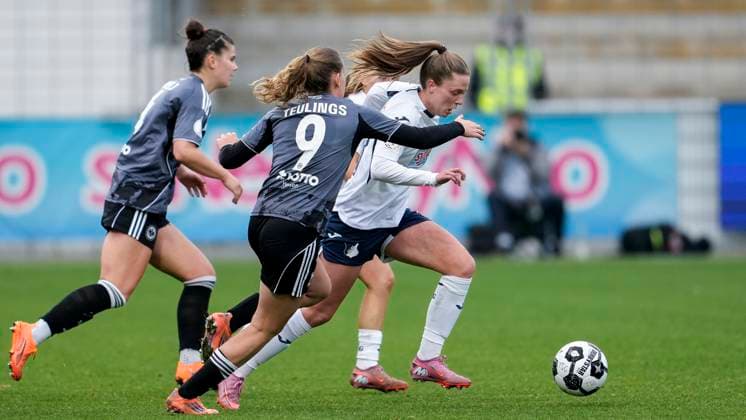 v.li.: Noemi Ivelj (SGE, 4), Jarne Teulings (SGE, 9), Valesca Ampoorter (TSG, 18), Zweikampf, Spielszene, Duell, duel, tackle, tackling, Dynamik, Action, Aktion, 16.11.2025, Sinsheim (Hoffenheim) (Deutschland), Fussball, DFB-Pokal der Frauen, Achtelfinale, TSG 1899 Hoffenheim - Eintracht Frankfurt, DFB DFL REGULATIONS PROHIBIT ANY USE OF PHOTOGRAPHS AS IMAGE SEQUENCES AND OR QUASI-VIDEO.