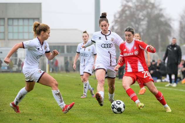 Fußball, DFB Pokal Frauen, 20251116, FC Ingolstadt 04 - FC Bayern München. Im Bild v.l. Leonie HABERÄCKER (Ingolstadt, 13), Emma KUSCH (Ingolstadt, 9), Barbara DUNST (Bayern, 28) Zweikampf Ball. Ingolstadt ESV Stadion Bayern Deutschland Copyright: Passion2Press MarkusxFischerx