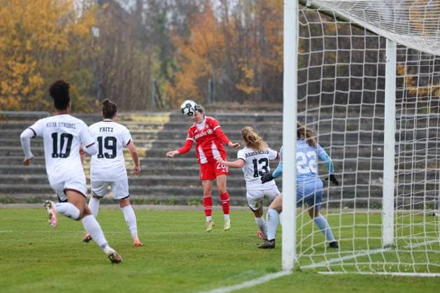 Barbara Dunst (FC Bayern Muenchen, 28) beim Kopfball mit Leonie Haberaecker (FC Ingolstadt 04, 13) und Anna-Lena Daum (FC Ingolstadt 04, 22) und Anna-Lena Fritz (FC Ingolstadt 04, 19), mit Melissa Kuya Strobel (FC Ingolstadt 04, 10),, GER, FC Ingolstadt 04 vs. FC Bayern Muenchen, Fussball, DFB-Pokal Frauen, Achtelfinale, Saison 2025 2026, 16.11.2025, DFB REGULATIONS PROHIBIT ANY USE OF PHOTOGRAPHS AS IMAGE SEQUENCES AND OR QUASI-VIDEO, GER, FC Ingolstadt 04 vs. FC Bayern Muenchen, Fussball, DFB-Pokal Frauen, Achtelfinale, Saison 2025 2026, 16.11.2025 Ingolstadt Copyright: xEibner-Pressefoto JennixMaulx EP_JML