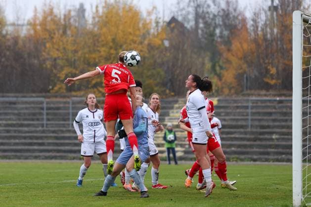 Kopfball durch Magdalena Eriksson (FC Bayern Muenchen, 05), GER, FC Ingolstadt 04 vs. FC Bayern Muenchen, Fussball, DFB-Pokal Frauen, Achtelfinale, Saison 2025 2026, 16.11.2025, DFB REGULATIONS PROHIBIT ANY USE OF PHOTOGRAPHS AS IMAGE SEQUENCES AND OR QUASI-VIDEO, GER, FC Ingolstadt 04 vs. FC Bayern Muenchen, Fussball, DFB-Pokal Frauen, Achtelfinale, Saison 2025 2026, 16.11.2025 Ingolstadt Copyright: xEibner-Pressefoto JennixMaulx EP_JML