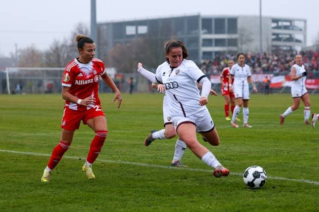 Mara Winter (FC Ingolstadt 04, 02) mit Arianna Caruso (FC Bayern Muenchen, 27), GER, FC Ingolstadt 04 vs. FC Bayern Muenchen, Fussball, DFB-Pokal Frauen, Achtelfinale, Saison 2025 2026, 16.11.2025, DFB REGULATIONS PROHIBIT ANY USE OF PHOTOGRAPHS AS IMAGE SEQUENCES AND OR QUASI-VIDEO, GER, FC Ingolstadt 04 vs. FC Bayern Muenchen, Fussball, DFB-Pokal Frauen, Achtelfinale, Saison 2025 2026, 16.11.2025 Ingolstadt Copyright: xEibner-Pressefoto JennixMaulx EP_JML