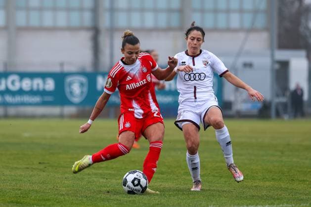 Arianna Caruso (FC Bayern Muenchen, 27) mit Annika Koemm (FC Ingolstadt 04, 28),, GER, FC Ingolstadt 04 vs. FC Bayern Muenchen, Fussball, DFB-Pokal Frauen, Achtelfinale, Saison 2025 2026, 16.11.2025, DFB REGULATIONS PROHIBIT ANY USE OF PHOTOGRAPHS AS IMAGE SEQUENCES AND OR QUASI-VIDEO, GER, FC Ingolstadt 04 vs. FC Bayern Muenchen, Fussball, DFB-Pokal Frauen, Achtelfinale, Saison 2025 2026, 16.11.2025 Ingolstadt Copyright: xEibner-Pressefoto JennixMaulx EP_JML