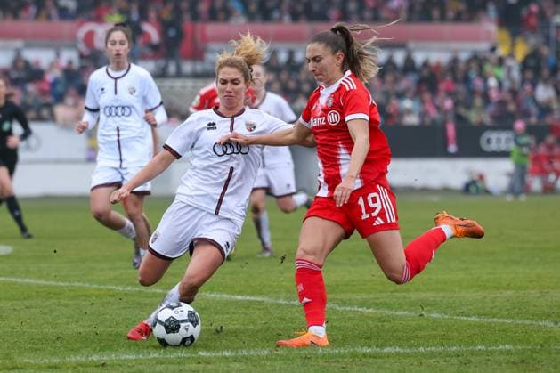 Leonie Haberaecker (FC Ingolstadt 04, 13) mit Katharina Naschenweng (FC Bayern Muenchen, 19), GER, FC Ingolstadt 04 vs. FC Bayern Muenchen, Fussball, DFB-Pokal Frauen, Achtelfinale, Saison 2025 2026, 16.11.2025, DFB REGULATIONS PROHIBIT ANY USE OF PHOTOGRAPHS AS IMAGE SEQUENCES AND OR QUASI-VIDEO, GER, FC Ingolstadt 04 vs. FC Bayern Muenchen, Fussball, DFB-Pokal Frauen, Achtelfinale, Saison 2025 2026, 16.11.2025 Ingolstadt Copyright: xEibner-Pressefoto JennixMaulx EP_JML