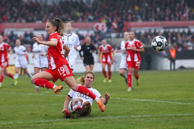 Leonie Haberaecker (FC Ingolstadt 04, 13) mit Katharina Naschenweng (FC Bayern Muenchen, 19), GER, FC Ingolstadt 04 vs. FC Bayern Muenchen, Fussball, DFB-Pokal Frauen, Achtelfinale, Saison 2025 2026, 16.11.2025, DFB REGULATIONS PROHIBIT ANY USE OF PHOTOGRAPHS AS IMAGE SEQUENCES AND OR QUASI-VIDEO, GER, FC Ingolstadt 04 vs. FC Bayern Muenchen, Fussball, DFB-Pokal Frauen, Achtelfinale, Saison 2025 2026, 16.11.2025 Ingolstadt Copyright: xEibner-Pressefoto JennixMaulx EP_JML