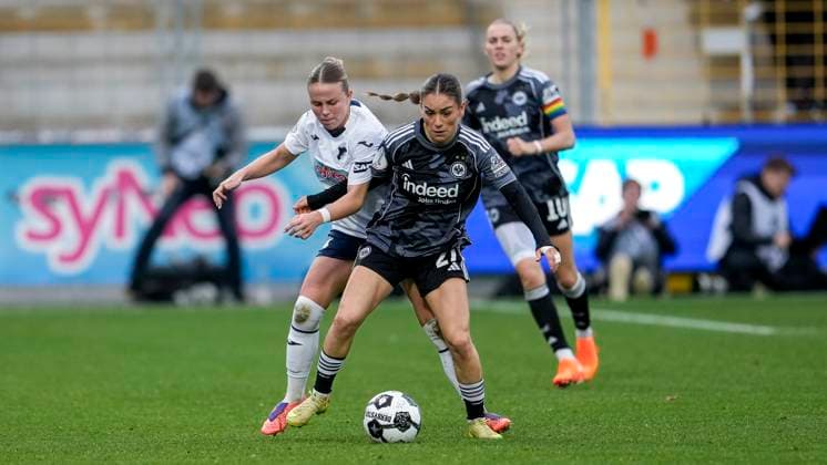 v.li.: Laura Gloning (TSG, 20), Ereleta Memeti (SGE, 27), Zweikampf, Spielszene, Duell, duel, tackle, tackling, Dynamik, Action, Aktion, 16.11.2025, Sinsheim (Hoffenheim) (Deutschland), Fussball, DFB-Pokal der Frauen, Achtelfinale, TSG 1899 Hoffenheim - Eintracht Frankfurt, DFB DFL REGULATIONS PROHIBIT ANY USE OF PHOTOGRAPHS AS IMAGE SEQUENCES AND OR QUASI-VIDEO.