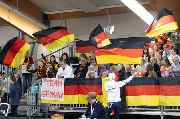 Billie Jean King Cup 2025 Play-Offs, TC Ismaning, Muenchen, Deutschland, Team Germany, deutsche Fans schwenken Fahnen auf der Tribuene Tennis - Billie Jean King Cup 2025 - ITF Billie Jean King Cup - TC Ismaning - Ismaning - Bayern - Deutschland - 16 November 2025. Copyright: xJuergenxHasenkopfx