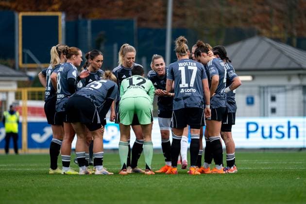 Laura Freigang (Eintracht Frankfurt, 10) spricht zum Team um Lina Altenburg (Eintracht Frankfurt, 12), Lina Altenburg (Eintracht Frankfurt, 12), Geraldine Reuteler (Eintracht Frankfurt, 14), Rebecka Blomqvist (Eintracht Frankfurt, 28), Ereleta Memeti (Eintracht Frankfurt, 27), Lisann Graewe (Eintracht Frankfurt, 08), GER, TSG 1899 Hoffenheim vs Eintracht Frankfurt, Fussball Frauen DFB Pokal, Achtelfinale, Saison 2025 2026, 16.11.2025 DFB regulations prohibit any use of photographs as image sequences and or quasi-video GER, TSG 1899 Hoffenheim vs Eintracht Frankfurt, Fussball Frauen DFB Pokal, Achtelfinale, Saison 2025 2026, 16.11.2025 Hoffenheim Copyright: xEibner-Pressefoto Memmlerx EP_MMR