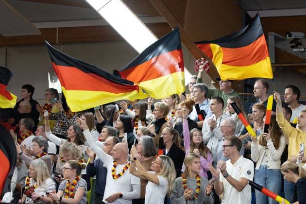 Billie Jean King Cup 2025 Play-Offs, TC Ismaning, Muenchen, Deutschland, Team Germany, deutsche Fans schwenken Fahnen auf der Tribuene Tennis - Billie Jean King Cup 2025 - ITF Billie Jean King Cup - TC Ismaning - Ismaning - Bayern - Deutschland - 16 November 2025. Copyright: xJuergenxHasenkopfx