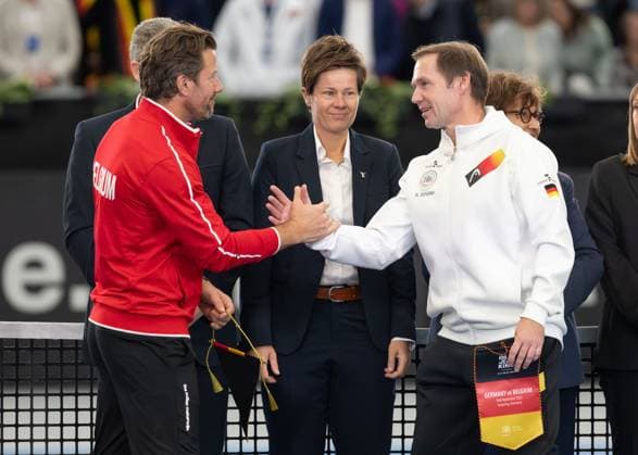 Billie Jean King Cup 2025 Play-Offs, TC Ismaning, Muenchen, Deutschland, Team Germany und Team Belgium Belgien, R-L. Team Belgien Captain Wim Fissette und Team Germany Captain Rainer Schuettler tauschen Wimpel Tennis - Billie Jean King Cup 2025 - ITF Billie Jean King Cup - TC Ismaning - Ismaning - Bayern - Deutschland - 16 November 2025. Copyright: xJuergenxHasenkopfx