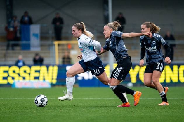 Nadine Bitzer (TSG Hoffenheim, 30) im Zweikampf mit Pia-Sophie Wolter (Eintracht Frankfurt, 17), Jarne Teulings (Eintracht Frankfurt, 09), GER, TSG 1899 Hoffenheim vs Eintracht Frankfurt, Fussball Frauen DFB Pokal, Achtelfinale, Saison 2025 2026, 16.11.2025 DFB regulations prohibit any use of photographs as image sequences and or quasi-video GER, TSG 1899 Hoffenheim vs Eintracht Frankfurt, Fussball Frauen DFB Pokal, Achtelfinale, Saison 2025 2026, 16.11.2025 Hoffenheim Copyright: xEibner-Pressefoto Memmlerx EP_MMR