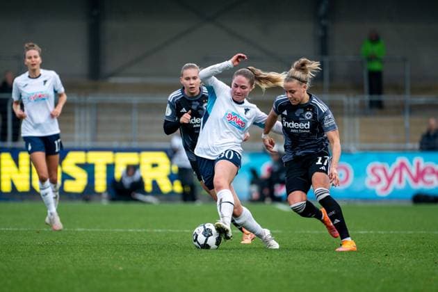 Nadine Bitzer (TSG Hoffenheim, 30) im Zweikampf mit Pia-Sophie Wolter (Eintracht Frankfurt, 17), GER, TSG 1899 Hoffenheim vs Eintracht Frankfurt, Fussball Frauen DFB Pokal, Achtelfinale, Saison 2025 2026, 16.11.2025 DFB regulations prohibit any use of photographs as image sequences and or quasi-video GER, TSG 1899 Hoffenheim vs Eintracht Frankfurt, Fussball Frauen DFB Pokal, Achtelfinale, Saison 2025 2026, 16.11.2025 Hoffenheim Copyright: xEibner-Pressefoto Memmlerx EP_MMR