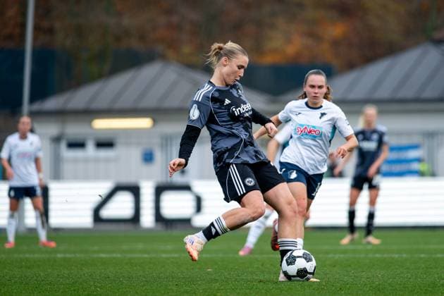 Jella Veit (Eintracht Frankfurt, 25) am Ball vor Marie Steiner (TSG Hoffenheim, 19), GER, TSG 1899 Hoffenheim vs Eintracht Frankfurt, Fussball Frauen DFB Pokal, Achtelfinale, Saison 2025 2026, 16.11.2025 DFB regulations prohibit any use of photographs as image sequences and or quasi-video GER, TSG 1899 Hoffenheim vs Eintracht Frankfurt, Fussball Frauen DFB Pokal, Achtelfinale, Saison 2025 2026, 16.11.2025 Hoffenheim Copyright: xEibner-Pressefoto Memmlerx EP_MMR
