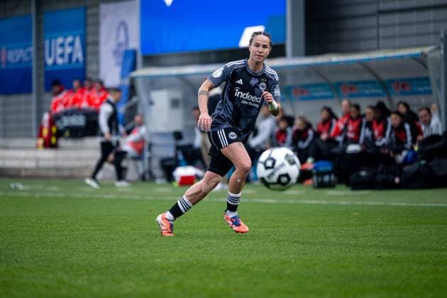 Geraldine Reuteler (Eintracht Frankfurt, 14) am Ball, GER, TSG 1899 Hoffenheim vs Eintracht Frankfurt, Fussball Frauen DFB Pokal, Achtelfinale, Saison 2025 2026, 16.11.2025 DFB regulations prohibit any use of photographs as image sequences and or quasi-video GER, TSG 1899 Hoffenheim vs Eintracht Frankfurt, Fussball Frauen DFB Pokal, Achtelfinale, Saison 2025 2026, 16.11.2025 Hoffenheim Copyright: xEibner-Pressefoto Memmlerx EP_MMR