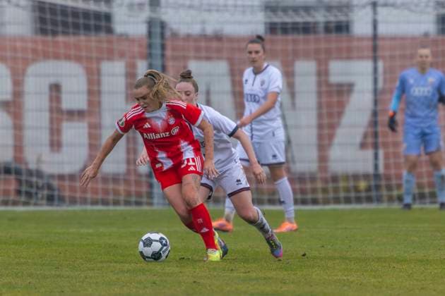 Ingolstadt, Deutschland 16. November 2025: DFB Pokal Frauen - 1 8 Finale - 2025 2026 - FC Ingolstadt 04 vs. FC Bayern München Im Bild: v. li. im Zweikampf Barbara Dunst (FCB) und Emma Kusch (FCI) ESV Stadion Bayern Copyright: xFotostandx xSchäferx