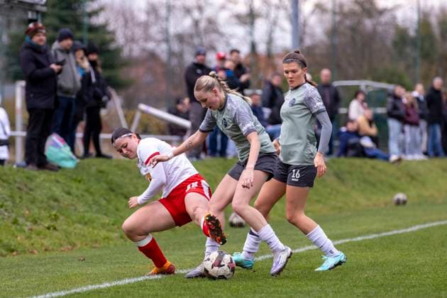 Regionalliga Nordost Frauen: RB Leipzig II vs. 1. FFV Erfurt; Leipzig; 16.11.2025 Janita Jolien Kramer ( 28; RasenBallsport Leipzig II) gegen Maja Felicitas Bauerschmidt ( 10; 1. FFV Erfurt) und Tessa Berger ( 16; 1. FFV Erfurt) (dahinter) Regionalliga Nordost Frauen: RB Leipzig II vs. 1. FFV Erfurt; Sportanlage Gontardweg GF 1; 16.11.2025 Copyright: xBEAUTIFULxSPORTS Duehringx