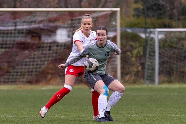Regionalliga Nordost Frauen: RB Leipzig II vs. 1. FFV Erfurt; Leipzig; 16.11.2025 Lea Schrenk ( 19; 1. FFV Erfurt) gegen Nele Braunsdorf ( 3; RasenBallsport Leipzig II) Regionalliga Nordost Frauen: RB Leipzig II vs. 1. FFV Erfurt; Sportanlage Gontardweg GF 1; 16.11.2025 Copyright: xBEAUTIFULxSPORTS Duehringx