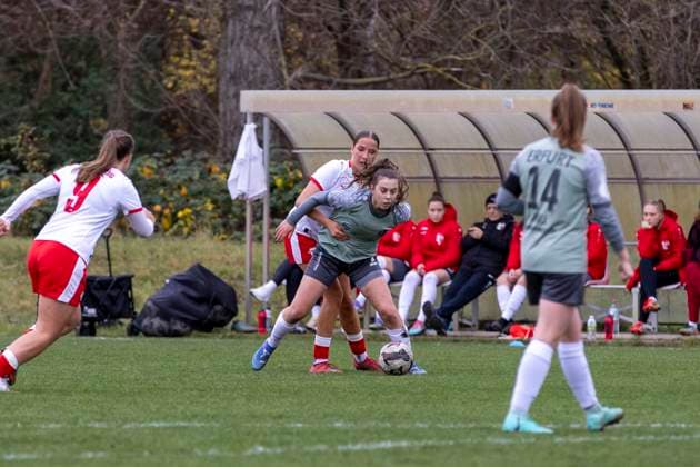 Regionalliga Nordost Frauen: RB Leipzig II vs. 1. FFV Erfurt; Leipzig; 16.11.2025 Greta Christine Böhme ( 23; RasenBallsport Leipzig II) gegen Jasmin Sautter ( 4; 1. FFV Erfurt) Regionalliga Nordost Frauen: RB Leipzig II vs. 1. FFV Erfurt; Sportanlage Gontardweg GF 1; 16.11.2025 Copyright: xBEAUTIFULxSPORTS Duehringx