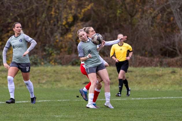 Regionalliga Nordost Frauen: RB Leipzig II vs. 1. FFV Erfurt; Leipzig; 16.11.2025 Maja Felicitas Bauerschmidt ( 10; 1. FFV Erfurt) gegen Zoe Werner ( 2; RasenBallsport Leipzig II) Regionalliga Nordost Frauen: RB Leipzig II vs. 1. FFV Erfurt; Sportanlage Gontardweg GF 1; 16.11.2025 Copyright: xBEAUTIFULxSPORTS Duehringx