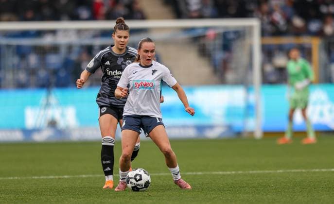 DEU, Wolfsburg, TSG Hoffenheim vs Eintracht Frankfurt, DFB-Pokal der Frauen, DFB, Saison 2526, Dietmar-Hopp-Stadion, Achtelfinale im Bild v.l.n.r: Noemi Ivelj (Eintracht Frankfurt 4), Marie Steiner (Hoffenheim 19) DFB DFL REGULATIONS PROHIBIT ANY USE OF PHOTOGRAPHS AS IMAGE SEQUENCES AND OR QUASI-VIDEO, 16.11.2025 Copyright: HMBxMedia HendrikxHamelau