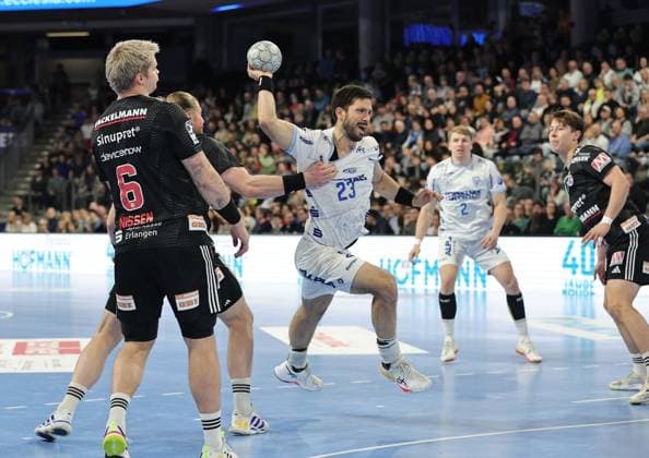 16.11.2025 - Handball - 1. Bundesliga DAIKIN HBL - Saison 2025 2026 - 12. Spieltag: HC Erlangen Metropolregion Nürnberg HCE - TBV Lemgo Lippe - DaMa - xdaxmax - Marek Nissen (6, HC Erlangen HCE ) Maciej Gebala (77, HC Erlangen HCE ) Tim Suton (23, TBV Lemgo )