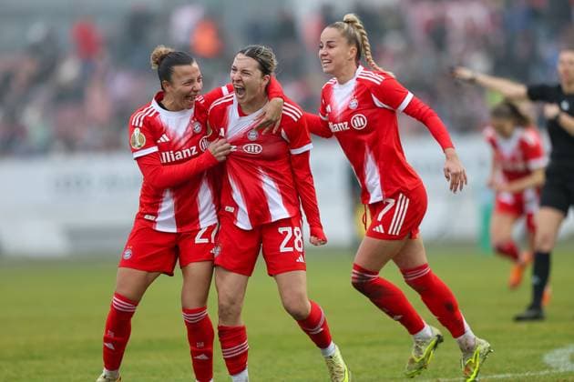Jubel zum Tor zum 0:1 durch Barbara Dunst (FC Bayern Muenchen, 28), mit Arianna Caruso (FC Bayern Muenchen, 27) und Giulia Gwinn (FC Bayern Muenchen, 07), GER, FC Ingolstadt 04 vs. FC Bayern Muenchen, Fussball, DFB-Pokal Frauen, Achtelfinale, Saison 2025 2026, 16.11.2025, DFB REGULATIONS PROHIBIT ANY USE OF PHOTOGRAPHS AS IMAGE SEQUENCES AND OR QUASI-VIDEO, GER, FC Ingolstadt 04 vs. FC Bayern Muenchen, Fussball, DFB-Pokal Frauen, Achtelfinale, Saison 2025 2026, 16.11.2025 Ingolstadt Copyright: xEibner-Pressefoto JennixMaulx EP_JML