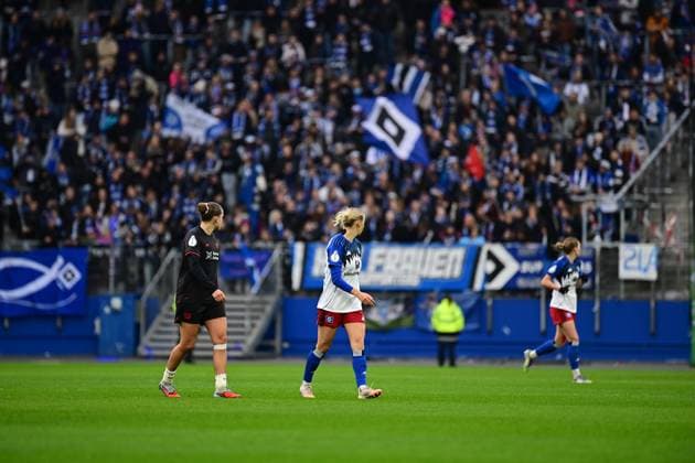 Fußball I Frauen I Saison 2025-2026 I DFB-Pokal I Achtelfinale I Hamburger SV - Bayer 04 Leverkusen I 16.11.2025 Sophie Hillebrand (22, Hamburger SV), dahinter die Fans der Hamburger SV Frauen Hamburg Volksparkstadion Hamburg Deutschland Copyright: xLobeca FelixxSchlikisx