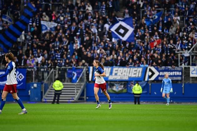 Fußball I Frauen I Saison 2025-2026 I DFB-Pokal I Achtelfinale I Hamburger SV - Bayer 04 Leverkusen I 16.11.2025 Leni Marie Eggert (29, Hamburger SV) im Hintergrund die Fans Hamburg Volksparkstadion Hamburg Deutschland Copyright: xLobeca FelixxSchlikisx