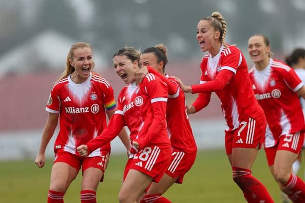 Jubel zum Tor zum 0:1 durch Barbara Dunst (FC Bayern Muenchen, 28), mit Arianna Caruso (FC Bayern Muenchen, 27) und Giulia Gwinn (FC Bayern Muenchen, 07), Glodis Perla Viggosdottir (FC Bayern Muenchen, 04) und Magdalena Eriksson (FC Bayern Muenchen, 05), GER, FC Ingolstadt 04 vs. FC Bayern Muenchen, Fussball, DFB-Pokal Frauen, Achtelfinale, Saison 2025 2026, 16.11.2025, DFB REGULATIONS PROHIBIT ANY USE OF PHOTOGRAPHS AS IMAGE SEQUENCES AND OR QUASI-VIDEO, GER, FC Ingolstadt 04 vs. FC Bayern Muenchen, Fussball, DFB-Pokal Frauen, Achtelfinale, Saison 2025 2026, 16.11.2025 Ingolstadt Copyright: xEibner-Pressefoto JennixMaulx EP_JML