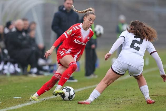 Giulia Gwinn (FC Bayern Muenchen, 07) mit Mara Winter (FC Ingolstadt 04, 02), GER, FC Ingolstadt 04 vs. FC Bayern Muenchen, Fussball, DFB-Pokal Frauen, Achtelfinale, Saison 2025 2026, 16.11.2025, DFB REGULATIONS PROHIBIT ANY USE OF PHOTOGRAPHS AS IMAGE SEQUENCES AND OR QUASI-VIDEO, GER, FC Ingolstadt 04 vs. FC Bayern Muenchen, Fussball, DFB-Pokal Frauen, Achtelfinale, Saison 2025 2026, 16.11.2025 Ingolstadt Copyright: xEibner-Pressefoto JennixMaulx EP_JML