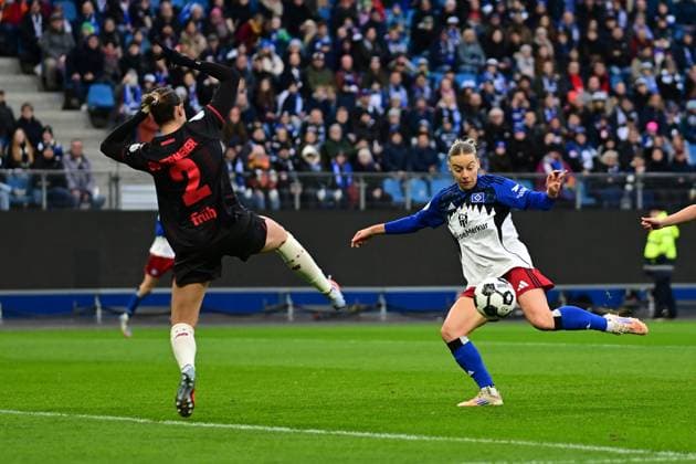 Fußball I Frauen I Saison 2025-2026 I DFB-Pokal I Achtelfinale I Hamburger SV - Bayer 04 Leverkusen I 16.11.2025 Selina Ostermeier (2, Bayer 04 Leverkusen) Sophie Hillebrand (22, Hamburger SV) Schuss Hamburg Volksparkstadion Hamburg Deutschland Copyright: xLobeca FelixxSchlikisx