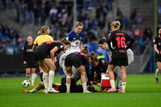 Fußball I Frauen I Saison 2025-2026 I DFB-Pokal I Achtelfinale I Hamburger SV - Bayer 04 Leverkusen I 16.11.2025 Kopftreffer, Kopfverletzung Loreen Bender (19, Bayer 04 Leverkusen) Hamburg Volksparkstadion Hamburg Deutschland Copyright: xLobeca FelixxSchlikisx