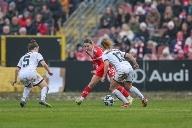 Barbara Dunst (FC Bayern Muenchen, 28) mit Leonie Haberaecker (FC Ingolstadt 04, 13) und Lea Wolski (FC Ingolstadt 04, 05), GER, FC Ingolstadt 04 vs. FC Bayern Muenchen, Fussball, DFB-Pokal Frauen, Achtelfinale, Saison 2025 2026, 16.11.2025, DFB REGULATIONS PROHIBIT ANY USE OF PHOTOGRAPHS AS IMAGE SEQUENCES AND OR QUASI-VIDEO, GER, FC Ingolstadt 04 vs. FC Bayern Muenchen, Fussball, DFB-Pokal Frauen, Achtelfinale, Saison 2025 2026, 16.11.2025 Ingolstadt Copyright: xEibner-Pressefoto JennixMaulx EP_JML