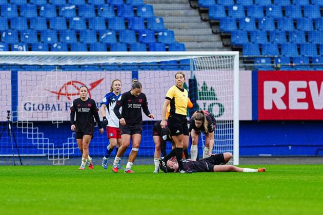 Verletzung Loreen Bender (Bayer 04 Leverkusen, 19) GER, Hamburger SV vs. Bayer 04 Leverkusen, Frauen, Fussball, DFB-Pokal, Achtelfinale, Saison 2025 2026, 16.11.2025 GER, Hamburger SV vs. Bayer 04 Leverkusen, Frauen, Fussball, DFB-Pokal, Achtelfinale, Saison 2025 2026, 16.11.2025 Hamburg Copyright: xEibner-Pressefoto MarcelxvonxFehrnx EP_MFN