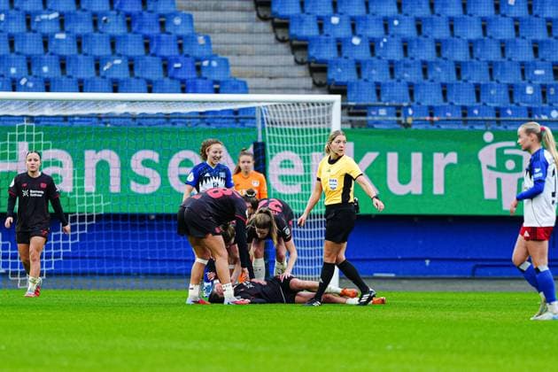 Verletzung Loreen Bender (Bayer 04 Leverkusen, 19) GER, Hamburger SV vs. Bayer 04 Leverkusen, Frauen, Fussball, DFB-Pokal, Achtelfinale, Saison 2025 2026, 16.11.2025 GER, Hamburger SV vs. Bayer 04 Leverkusen, Frauen, Fussball, DFB-Pokal, Achtelfinale, Saison 2025 2026, 16.11.2025 Hamburg Copyright: xEibner-Pressefoto MarcelxvonxFehrnx EP_MFN