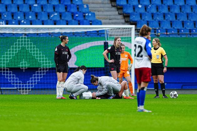 Verletzung Loreen Bender (Bayer 04 Leverkusen, 19) GER, Hamburger SV vs. Bayer 04 Leverkusen, Frauen, Fussball, DFB-Pokal, Achtelfinale, Saison 2025 2026, 16.11.2025 GER, Hamburger SV vs. Bayer 04 Leverkusen, Frauen, Fussball, DFB-Pokal, Achtelfinale, Saison 2025 2026, 16.11.2025 Hamburg Copyright: xEibner-Pressefoto MarcelxvonxFehrnx EP_MFN